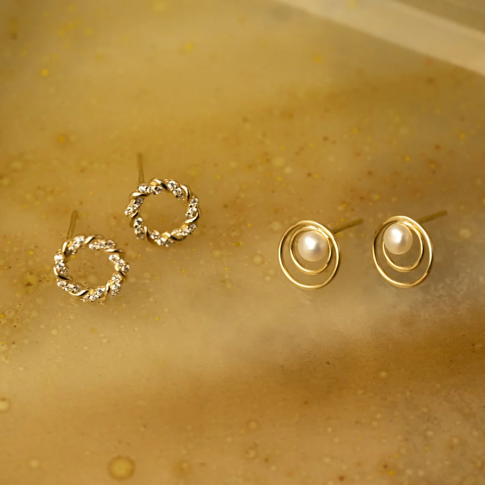 8kt. guldørestikker m/ferskvandsperler - Image 3